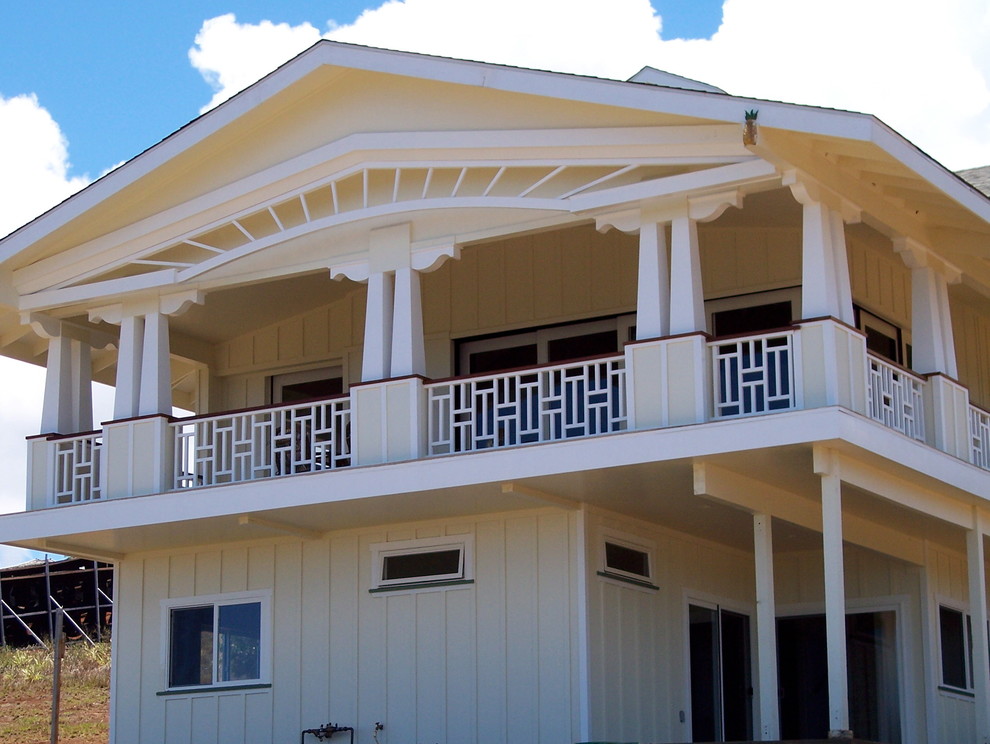 Cette photo montre une grande façade de maison beige bord de mer en bois à un étage avec un toit à deux pans et un toit en shingle.