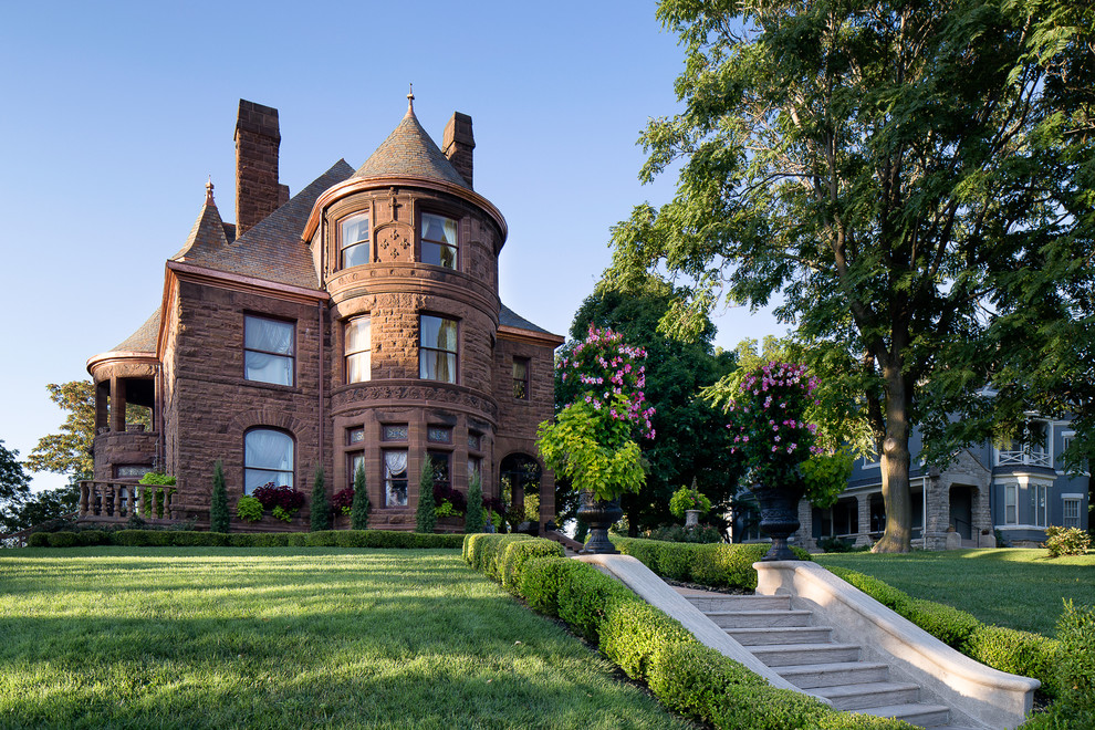 Dreistöckiges Klassisches Haus mit Steinfassade und brauner Fassadenfarbe in Kansas City