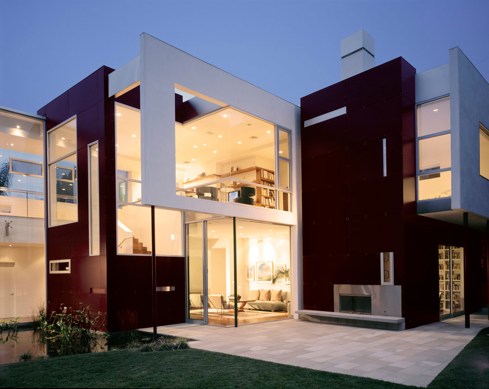 Foto della facciata di una casa grande marrone contemporanea a due piani con rivestimento in metallo e tetto piano