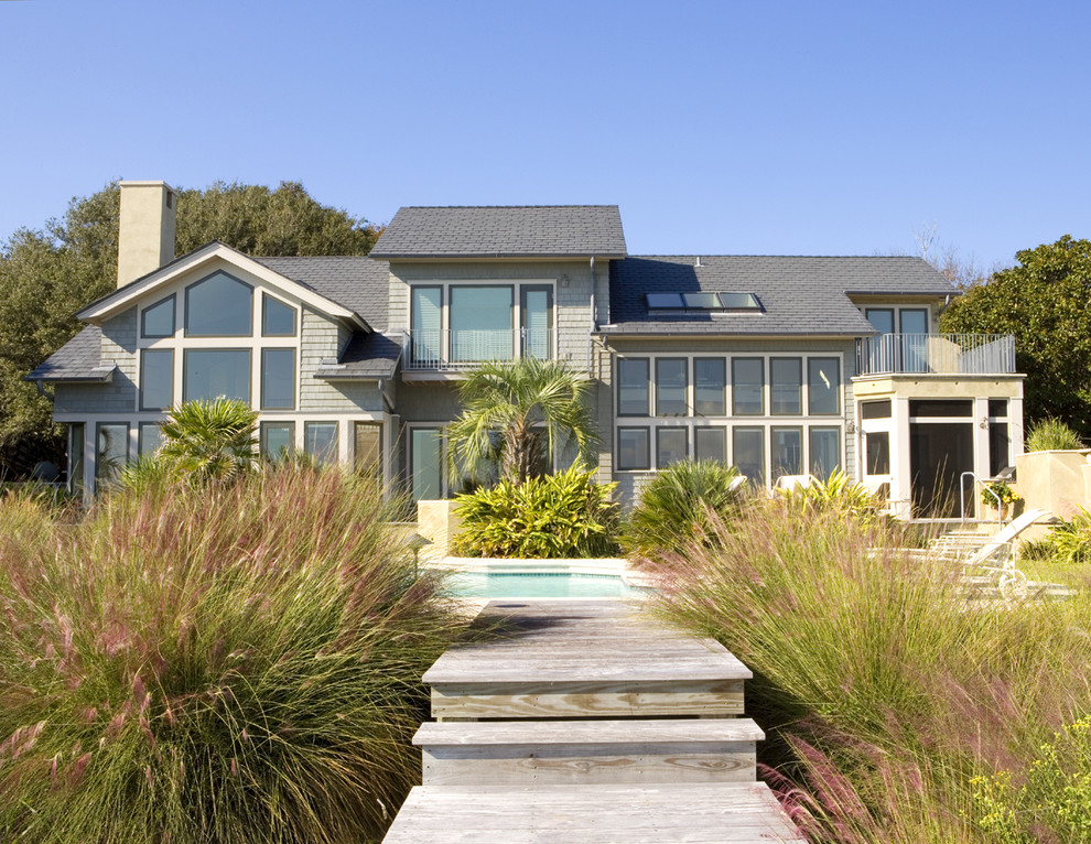 Стильный дизайн: деревянный, двухэтажный, серый дом в морском стиле - последний тренд