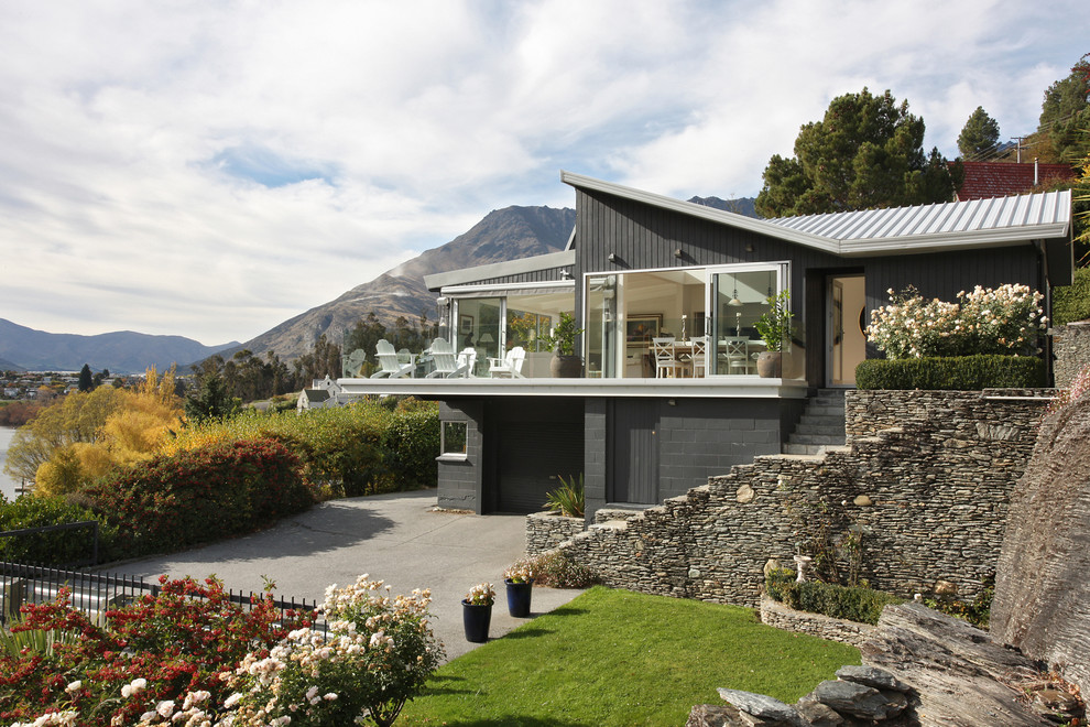 Design ideas for a contemporary house exterior in Dunedin.