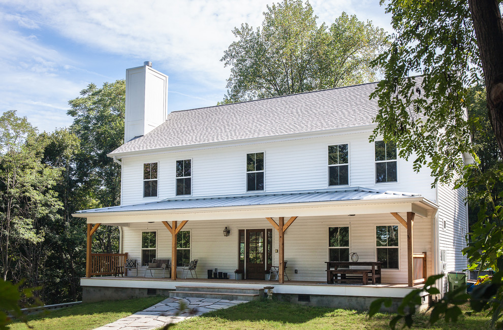 Großes, Zweistöckiges Country Einfamilienhaus mit weißer Fassadenfarbe, Satteldach und Schindeldach in Nashville