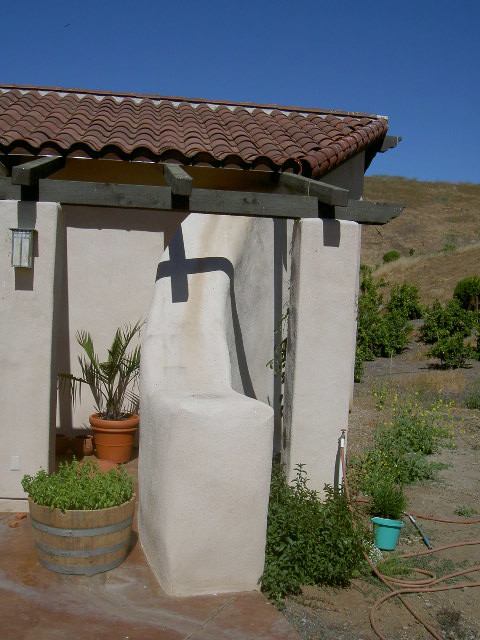 Foto de fachada beige de estilo americano de tamaño medio de una planta con revestimiento de adobe y tejado a dos aguas
