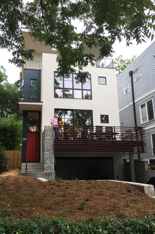 Kleines, Dreistöckiges Modernes Einfamilienhaus mit Putzfassade, weißer Fassadenfarbe, Flachdach und Ziegeldach in Atlanta