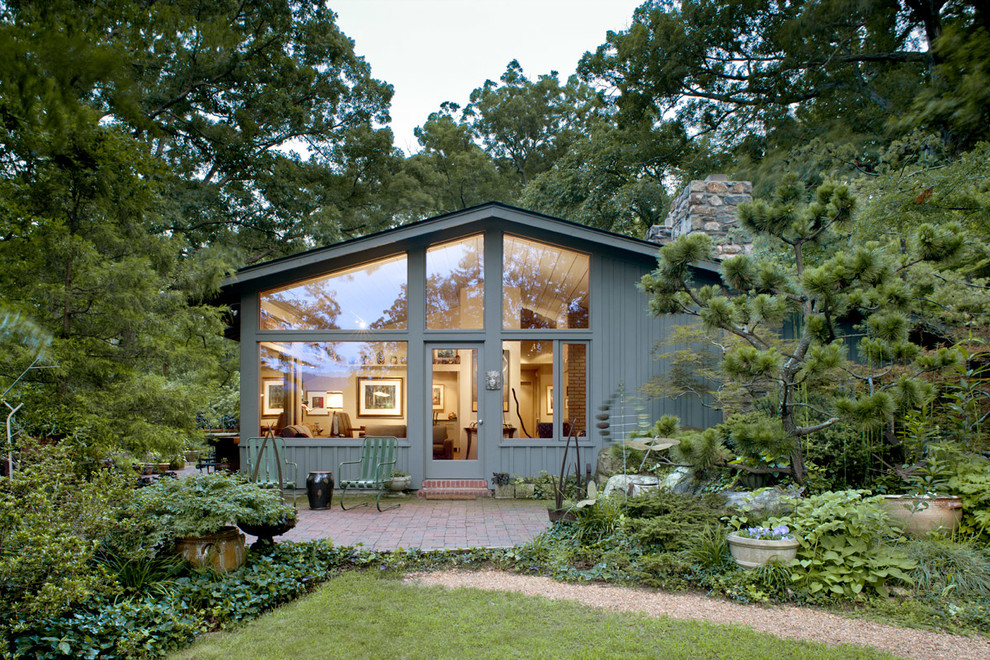 Inspiration pour une façade de maison grise vintage en bois de taille moyenne et de plain-pied avec un toit à deux pans et un toit en shingle.