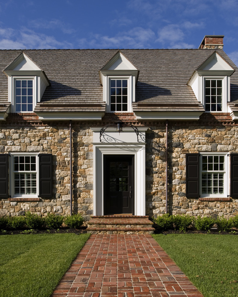 Стильный дизайн: большой, двухэтажный, белый дом в классическом стиле с облицовкой из камня и двускатной крышей - последний тренд