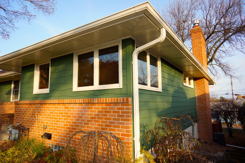 Foto på ett mellanstort vintage grönt hus, med allt i ett plan, fiberplattor i betong och valmat tak