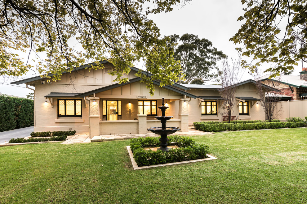 Idee per la villa beige classica a un piano di medie dimensioni con rivestimento in mattoni, tetto a capanna e copertura in metallo o lamiera
