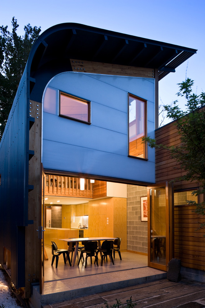 На фото: двухэтажный частный загородный дом среднего размера в современном стиле с комбинированной облицовкой