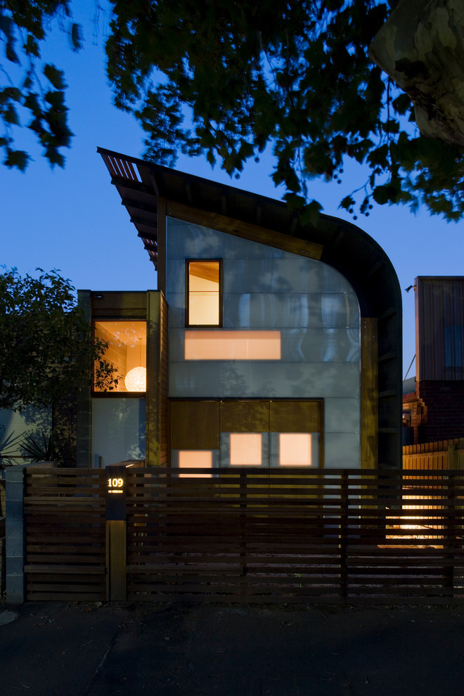 Mittelgroßes, Zweistöckiges Modernes Einfamilienhaus mit Mix-Fassade, weißer Fassadenfarbe und Blechdach in Melbourne