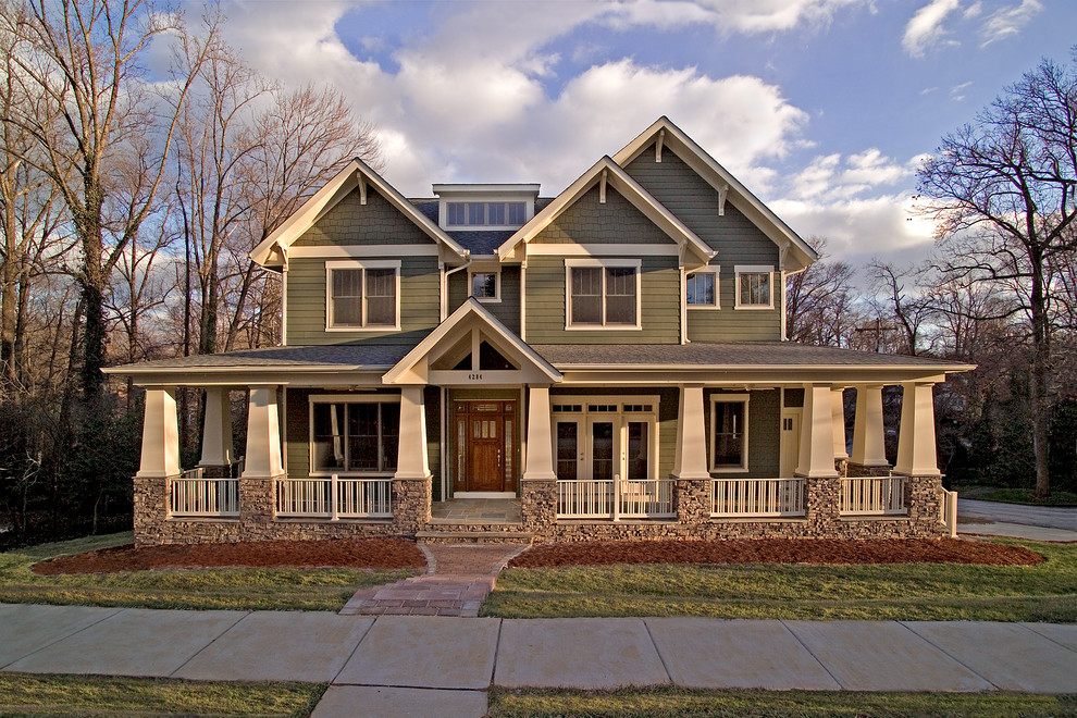 Cette image montre une façade de maison verte craftsman à un étage avec un toit à deux pans et un toit en shingle.