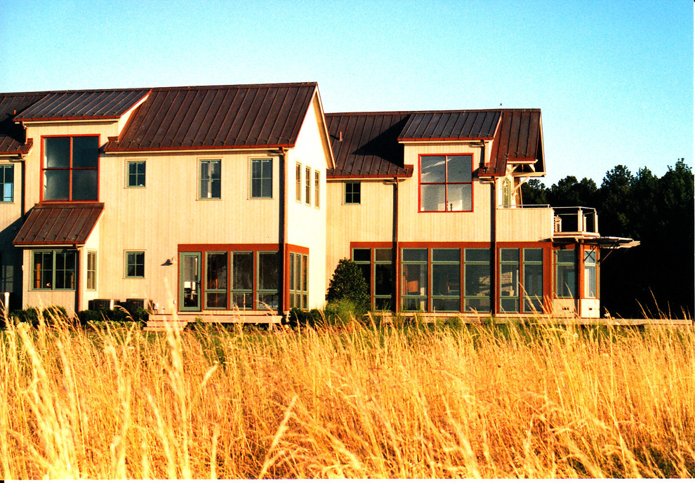 Foto della facciata di una casa grande marrone contemporanea a due piani con rivestimento in legno