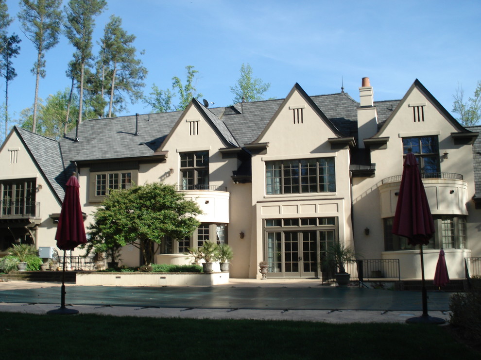 Exemple d'une façade de maison blanche chic en stuc à un étage avec un toit à deux pans.