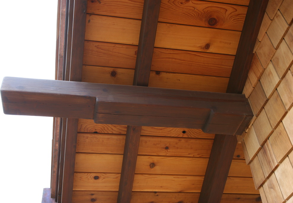 Cette photo montre une grande façade de maison marron craftsman en bois à un étage avec un toit en shingle.
