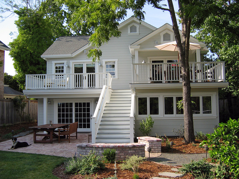 Aménagement d'une façade de maison grise classique en bois à deux étages et plus et de taille moyenne avec un toit à quatre pans.