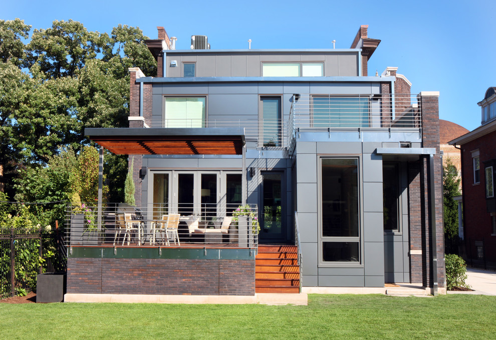 Свежая идея для дизайна: трехэтажный дом в современном стиле с облицовкой из металла - отличное фото интерьера