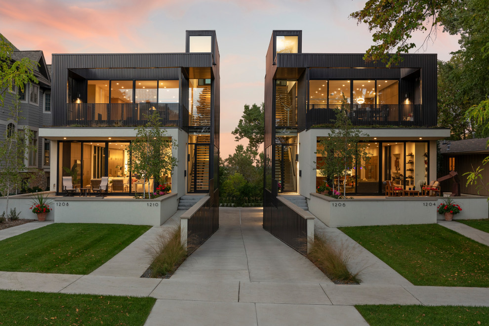 ミネアポリスにあるラグジュアリーなトランジショナルスタイルのおしゃれな家の外観 (混合材サイディング、アパート・マンション、緑化屋根) の写真