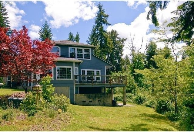 Großes, Zweistöckiges Uriges Einfamilienhaus mit Mix-Fassade, grauer Fassadenfarbe, Walmdach und Schindeldach in Portland