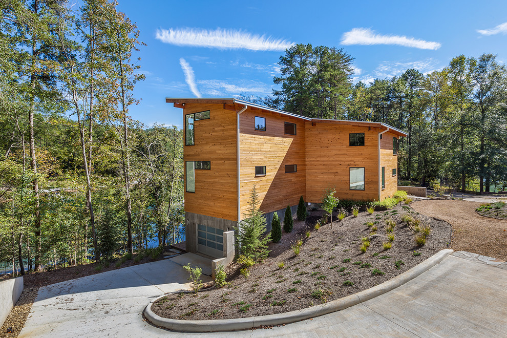 Idées déco pour une façade de maison montagne en bois avec un toit en appentis.