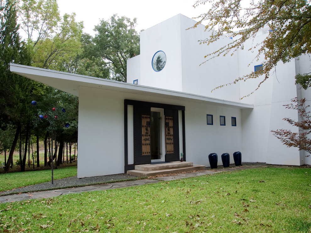 Immagine della facciata di una casa bianca contemporanea