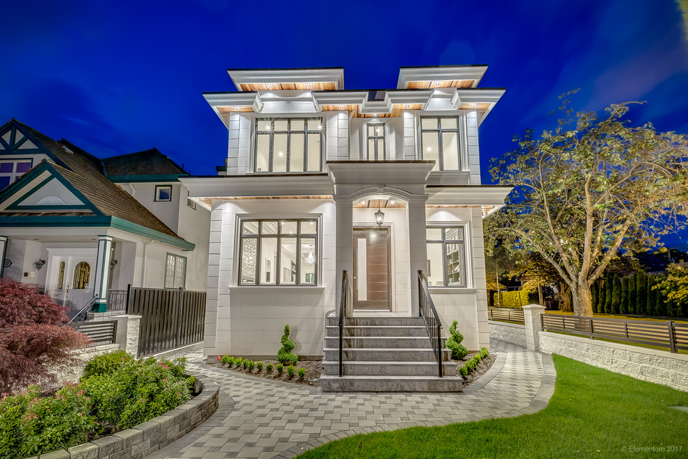 Großes, Dreistöckiges Modernes Einfamilienhaus mit beiger Fassadenfarbe, Flachdach, Mix-Fassade und Schindeldach in Vancouver