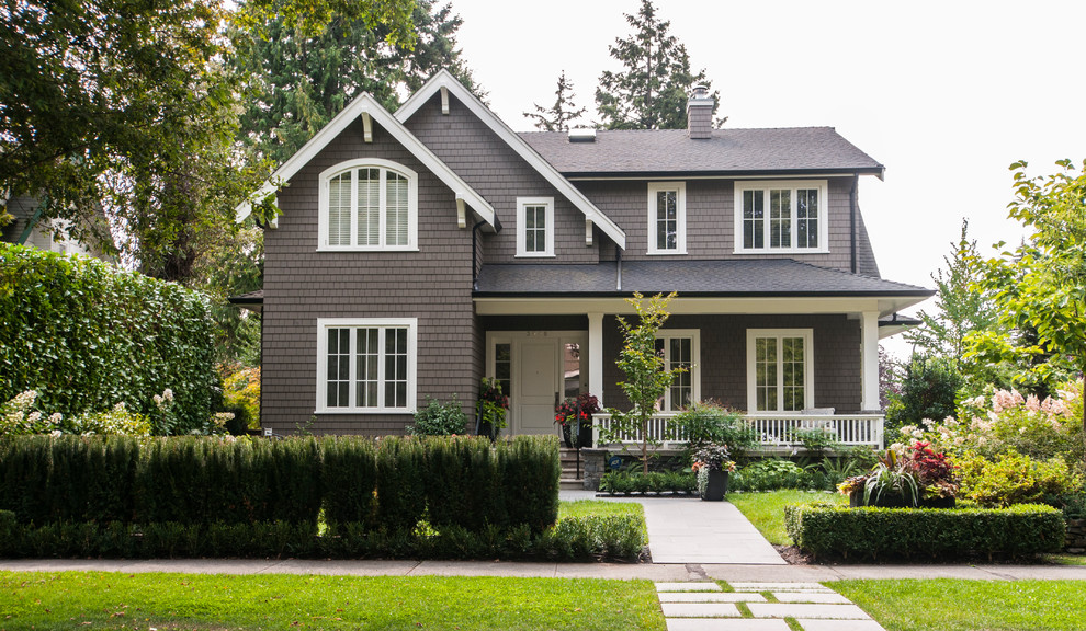 Mittelgroßes, Zweistöckiges Klassisches Haus mit brauner Fassadenfarbe, Satteldach und Ziegeldach in Vancouver