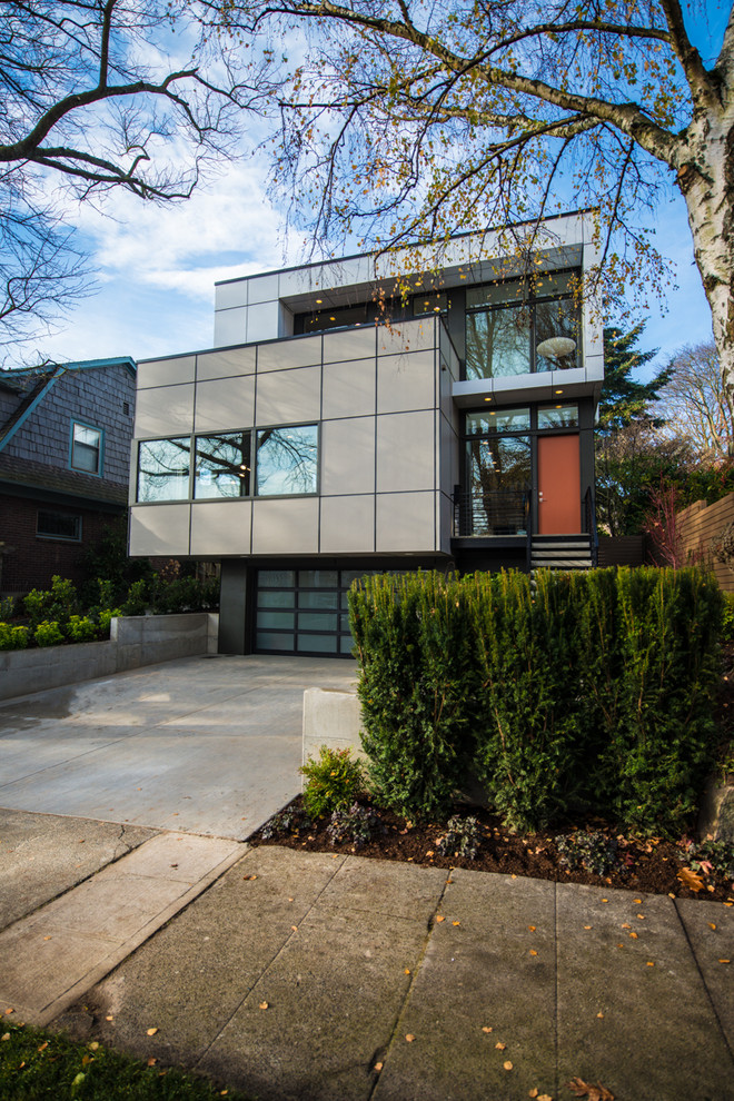 Идея дизайна: трехэтажный, серый, большой дом в современном стиле с плоской крышей и облицовкой из металла