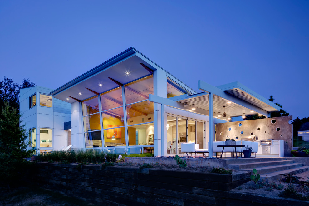 Photo of a modern house exterior in Dallas with metal cladding and a lean-to roof.