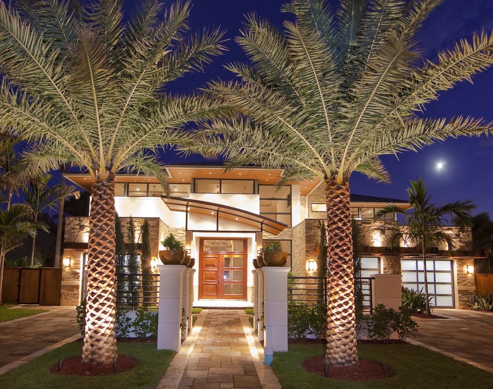 Design ideas for a contemporary house exterior in Miami.
