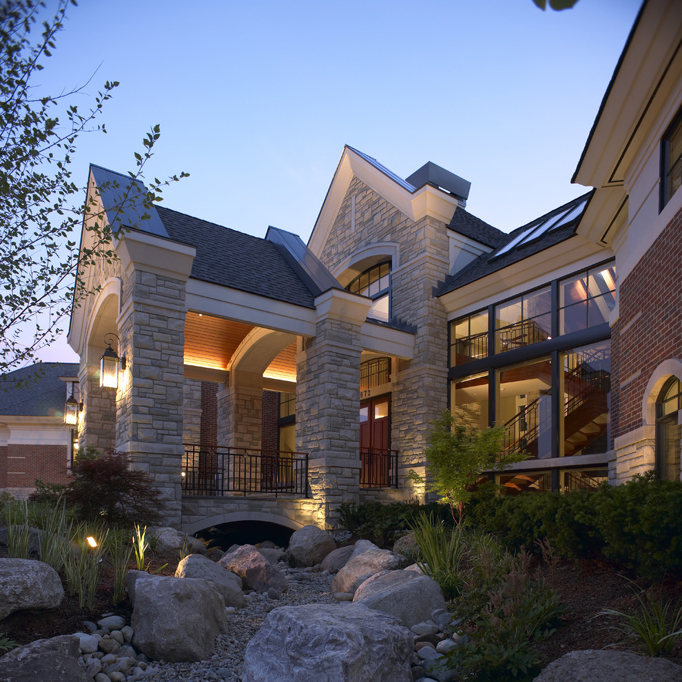 Идея дизайна: дом в классическом стиле с облицовкой из камня