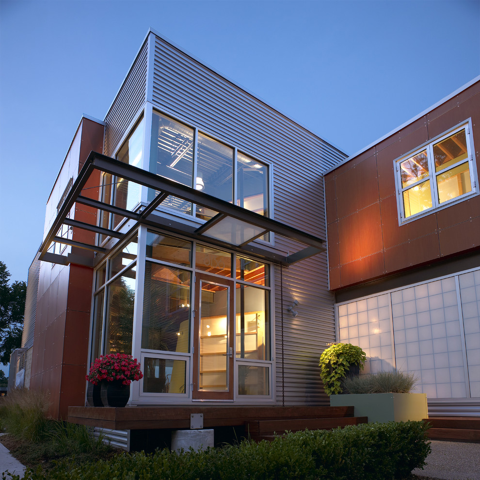 Idée de décoration pour une façade de maison métallique minimaliste.