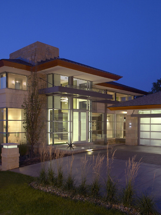 Photo of a contemporary house exterior in Detroit.