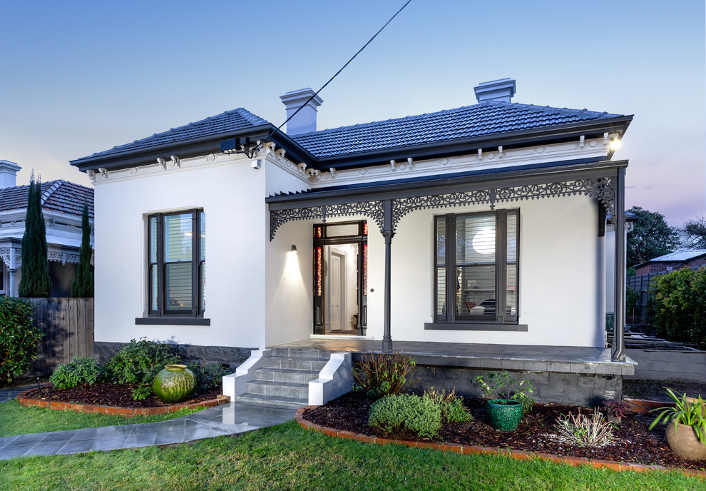 Ejemplo de fachada de casa blanca clásica de tamaño medio de una planta con tejado a dos aguas y tejado de teja de barro