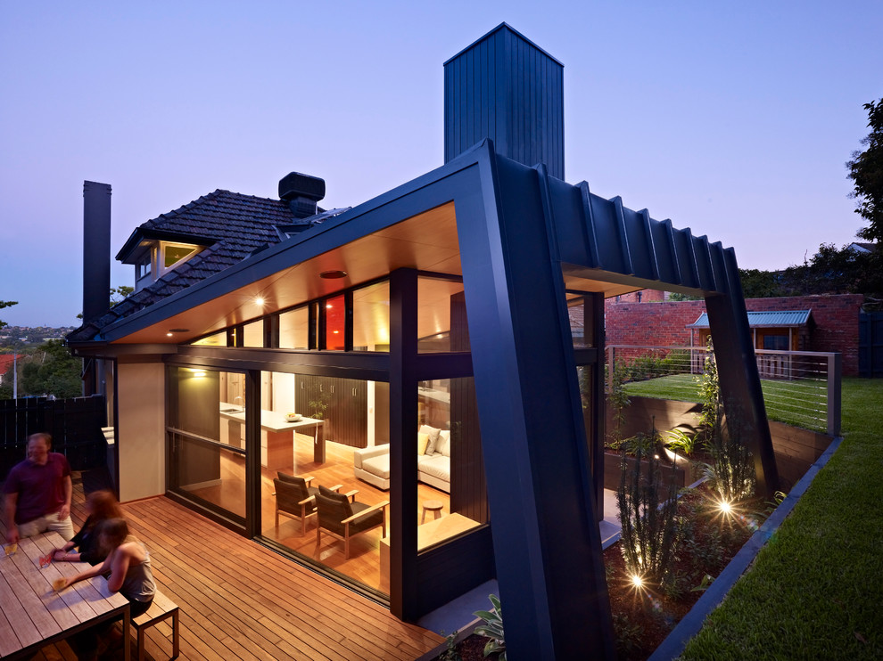 Großes, Zweistöckiges Modernes Haus mit Metallfassade, schwarzer Fassadenfarbe und Satteldach in Melbourne