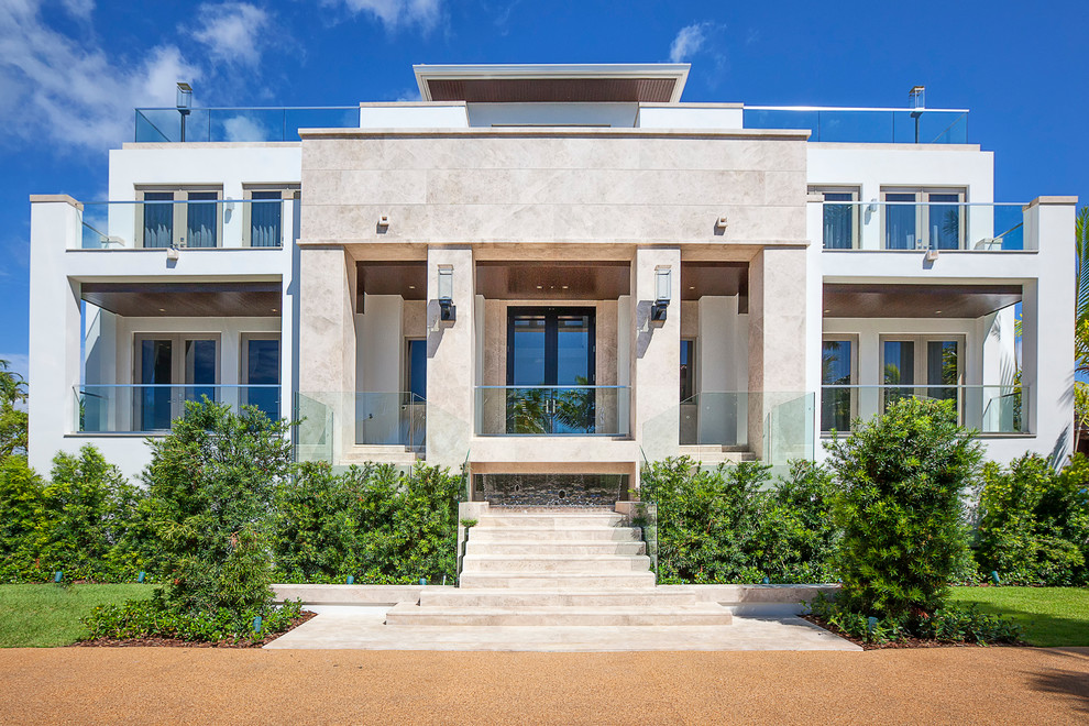 Zweistöckiges Modernes Haus mit beiger Fassadenfarbe und Flachdach in Miami