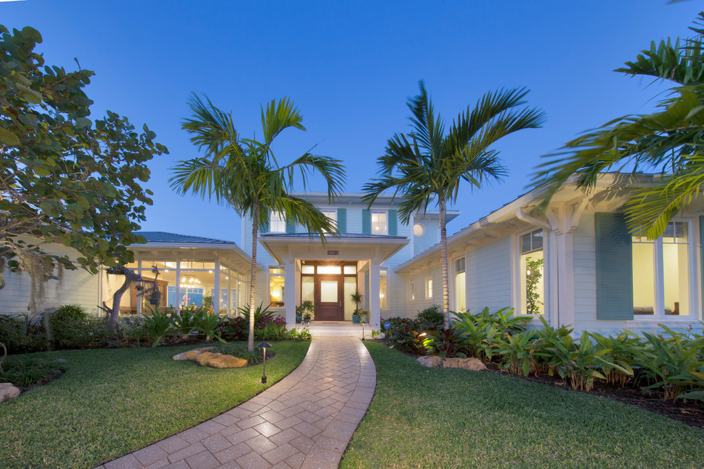 Geräumiges, Zweistöckiges Haus mit grüner Fassadenfarbe in Miami