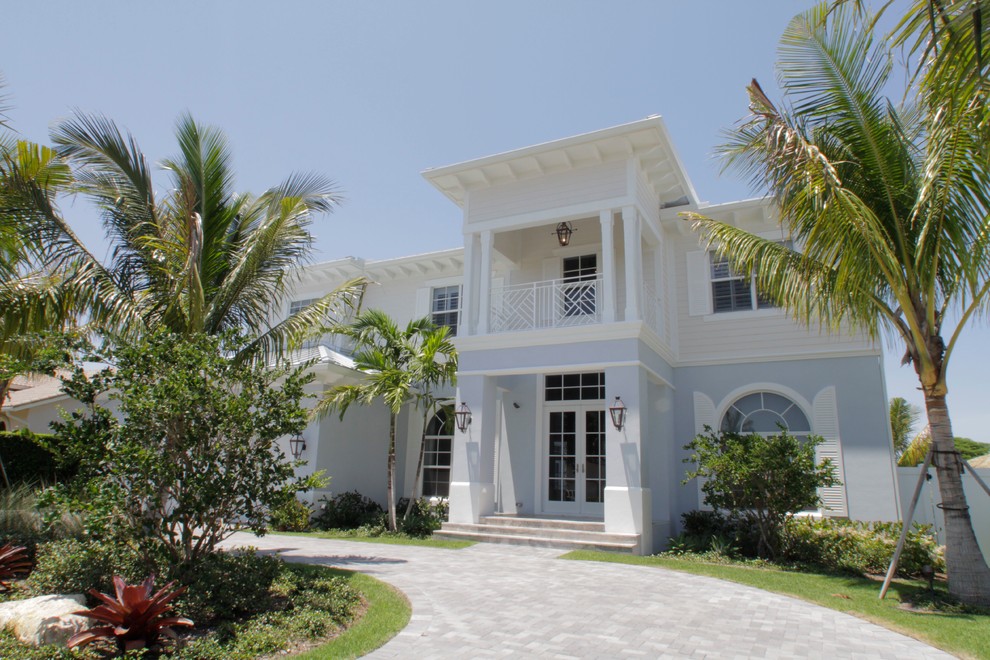 Стильный дизайн: большой, двухэтажный, синий дом в морском стиле с комбинированной облицовкой и вальмовой крышей - последний тренд