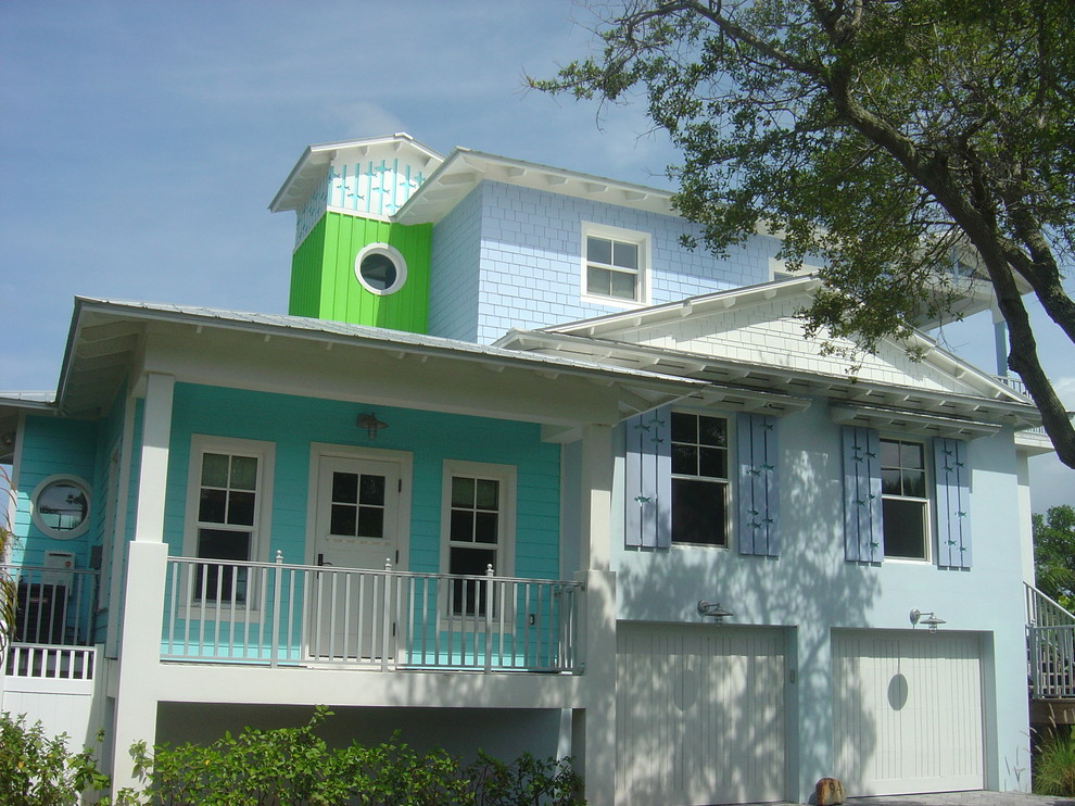 Immagine della facciata di una casa blu tropicale