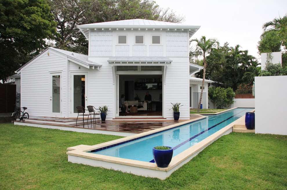 Ispirazione per la facciata di una casa bianca tropicale