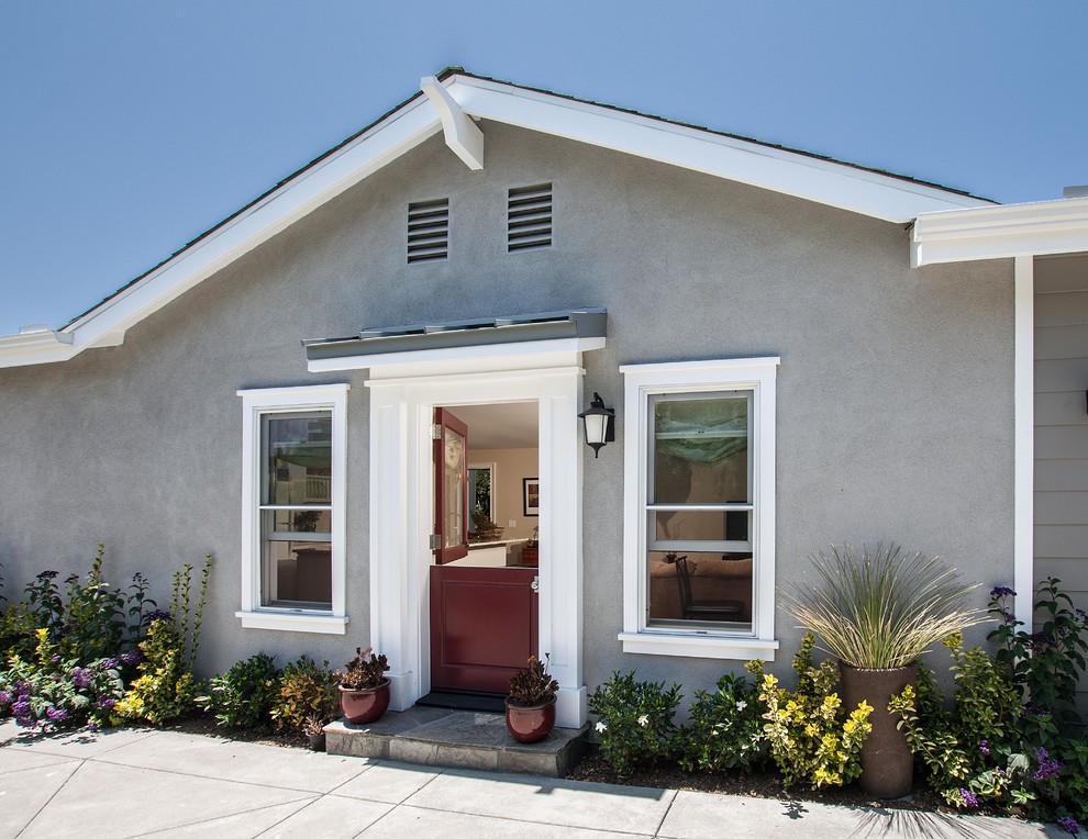 Example of a mid-sized transitional gray one-story stucco exterior home design in Los Angeles