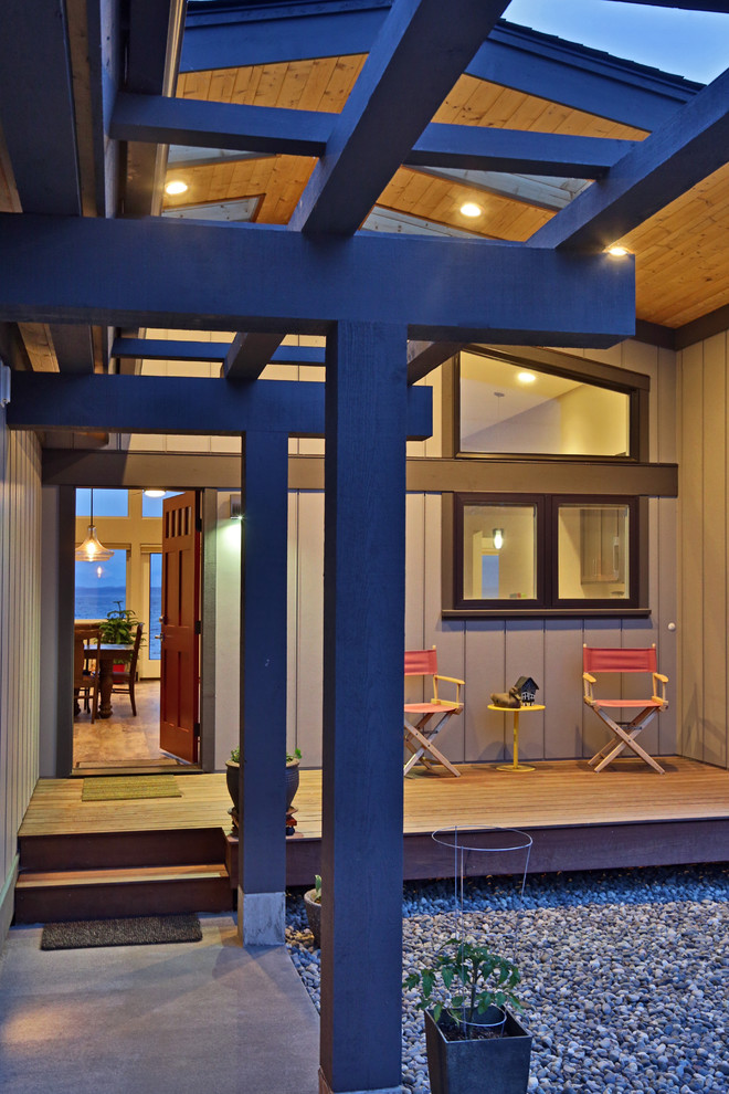 Ispirazione per la facciata di una casa beige moderna a un piano di medie dimensioni con rivestimento in legno e tetto a padiglione