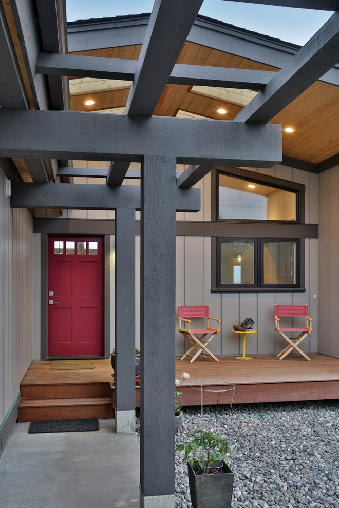 Пример оригинального дизайна: одноэтажный, деревянный, бежевый дом среднего размера в стиле ретро с вальмовой крышей