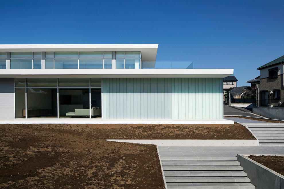 Idées déco pour une grande façade de maison blanche moderne à un étage avec un toit plat.
