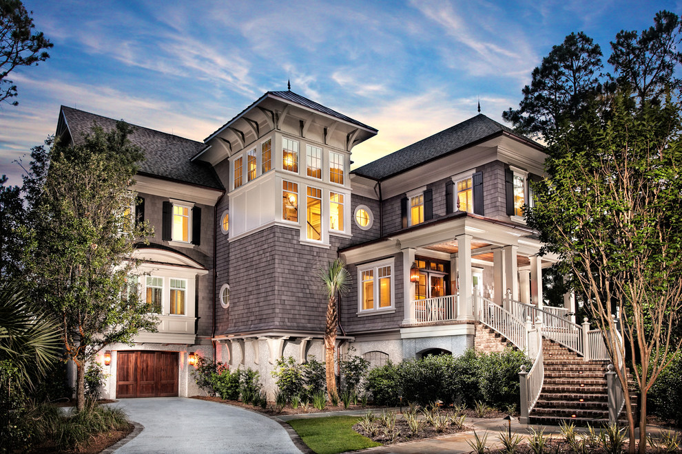 Dreistöckige, Große Maritime Holzfassade Haus mit grauer Fassadenfarbe und Satteldach in Charleston