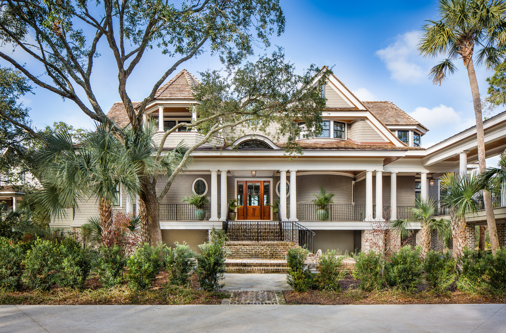Zweistöckiges Maritimes Haus mit grauer Fassadenfarbe und Satteldach in Charleston