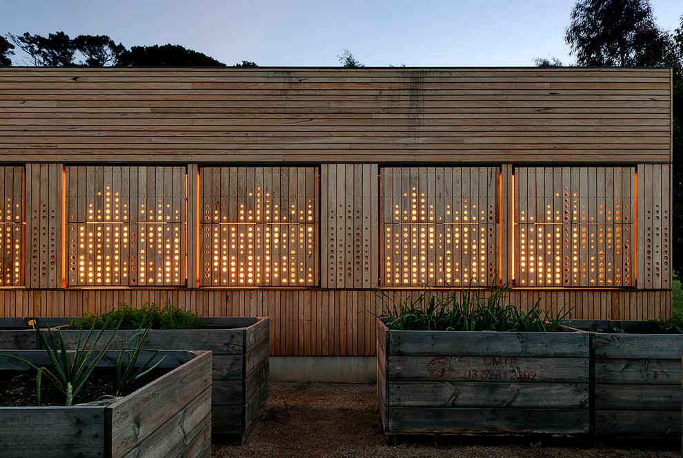 Kleine, Einstöckige Moderne Holzfassade Haus mit brauner Fassadenfarbe in Melbourne