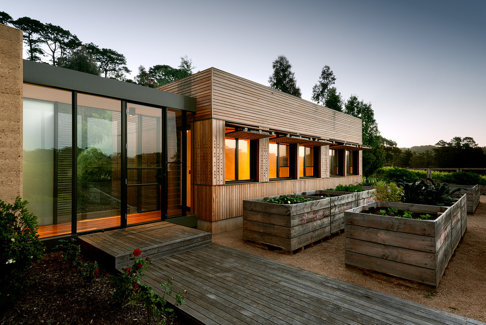 Inspiration för små moderna bruna trähus, med allt i ett plan