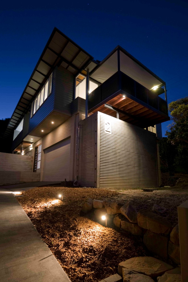Zweistöckiges Modernes Haus mit Metallfassade, grauer Fassadenfarbe und Flachdach in Central Coast