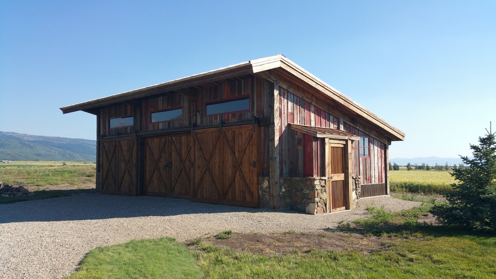 Idée de décoration pour une petite façade de grange rénovée marron chalet en planches et couvre-joints à un étage avec un revêtement mixte, un toit en appentis, un toit en métal et un toit marron.