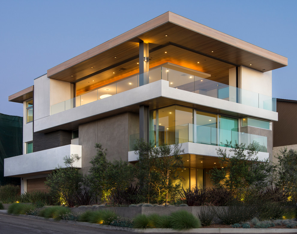 This is an example of a contemporary house exterior in Los Angeles with three floors.